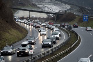 Les week-ends d'hiver donnent souvent lieu à des bouchons sur l'autoroute A9 (archives). KEYSTONE/JEAN-CHRISTOPHE BOTT